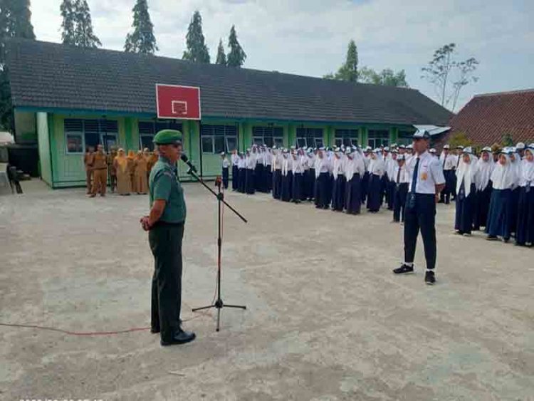 BABINSA IKUTI PELAKSANAAN UPACARA HARI SENIN DI SMP 