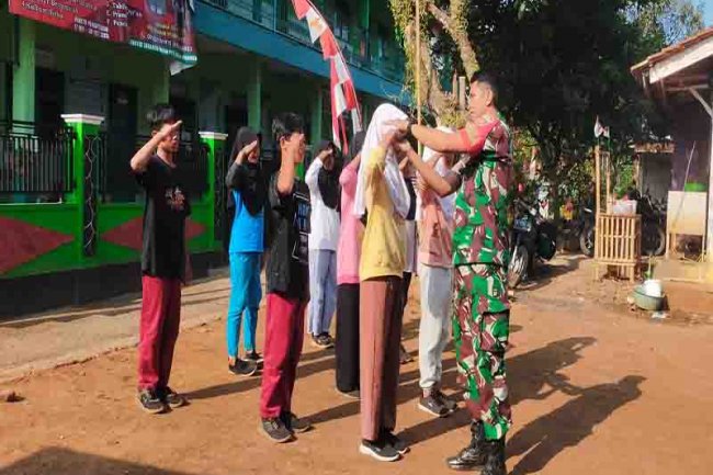 Tanamkan Kedisiplinan Sejak Dini, Babinsa Latih PBB Siswa MI 