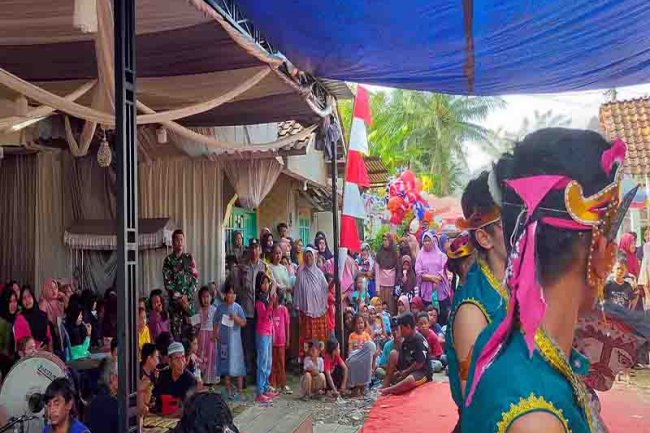 Babinsa Koramil 07/Mandiraja dan Bhabinkamtibmas Amankan Pentas Seni Kuda Lumping 