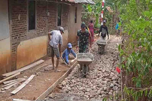 DENGAN PENUH SEMANGAT BABINSA DAN MASYARAKAT BANGUN PERKERAS JALAN 