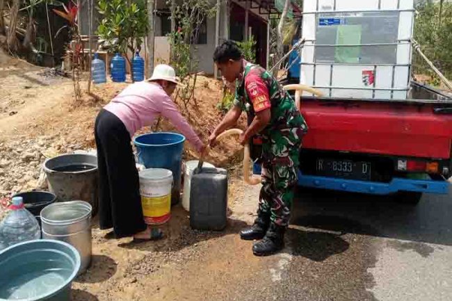 Bantu Atasi Kekeringan, Babinsa Distribusikan Air Bersih 