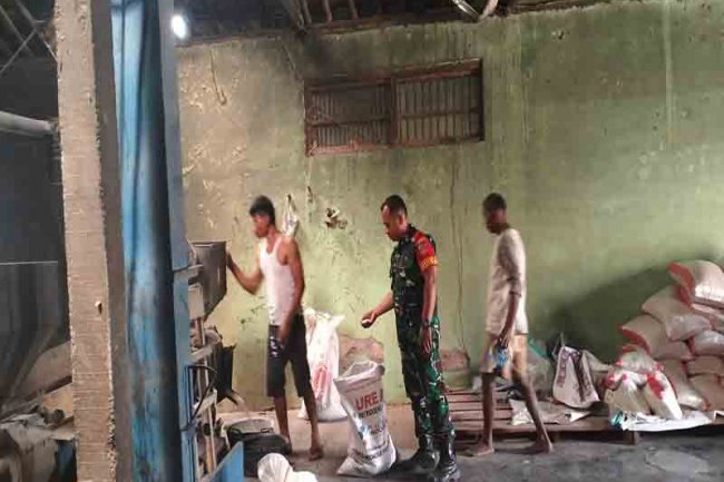 BABINSA SELALU MEMONITOR KEADAAN STOK BERAS DI WILAYAH BINAAN 
