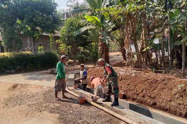 BABINSA PEDULI LINGKUNGAN DENGAN MEMBANTU PEMBUATAN SELOKAN DI WILAYAH BINAAN