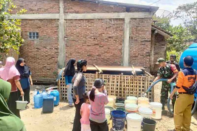 ATASI KESULITAN WARGA KORAMIL 07 MANDIRAJA BERIKAN BANTUAN AIR BERSIH KEPADA WARGA