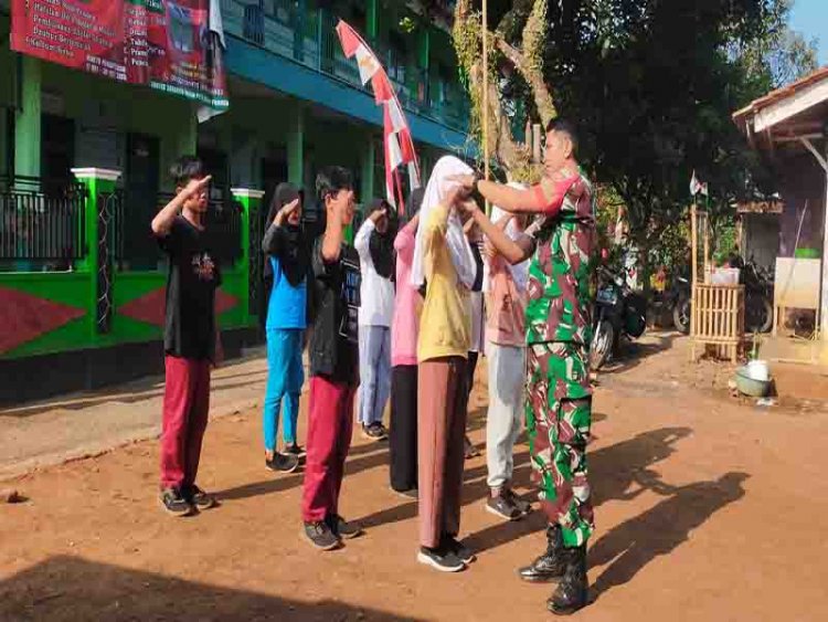 Tanamkan Kedisiplinan Sejak Dini, Babinsa Latih PBB Siswa MI 