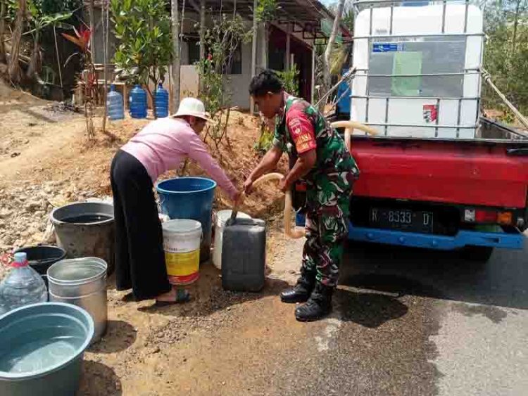Bantu Atasi Kekeringan, Babinsa Distribusikan Air Bersih 