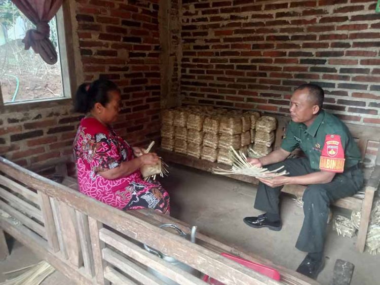 Jalin Silaturahmi, Babinsa Komsos dengan Dengan Perajin Bambu Besek 