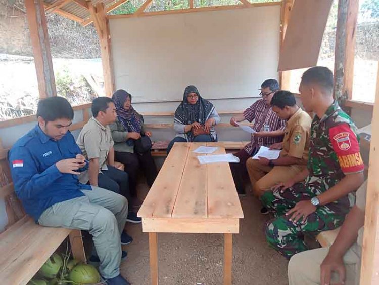 Peduli Lingkungan, Babinsa Dampingi Dinas Lingkungan Hidup Dalam Rangka Rencana Penanaman Pohon 
