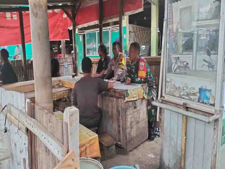 JALIN HUBUNGAN BAIK BABINSA DENGAN PARA PEDAGANG DI PASAR PAGI