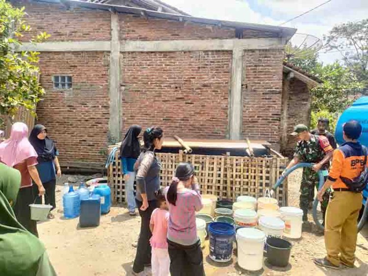 ATASI KESULITAN WARGA KORAMIL 07 MANDIRAJA BERIKAN BANTUAN AIR BERSIH KEPADA WARGA