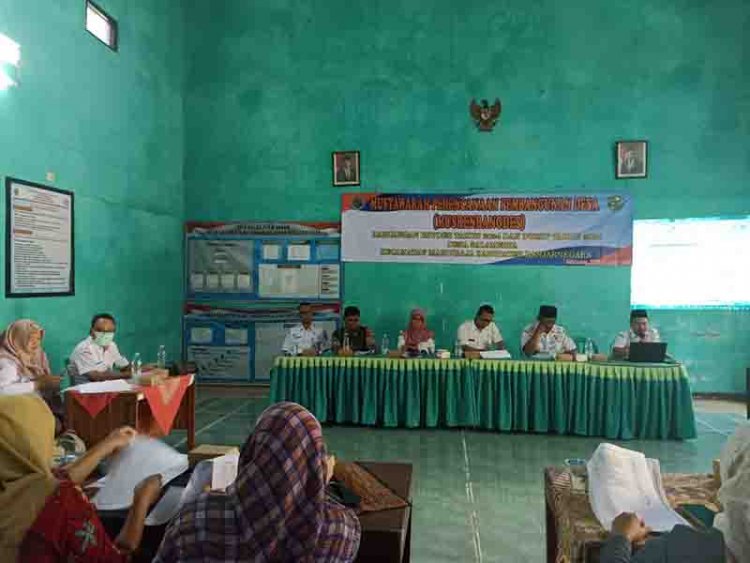 Dukung Pembangunan, Babinsa Koramil 07/Mandiraja Hadiri Musrenbangdes 