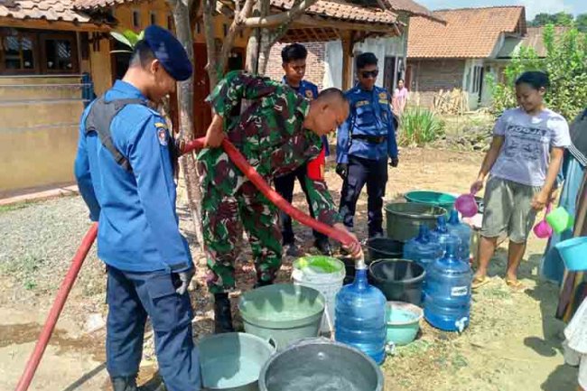 Melalui Damkarmat , Sertu Waryono Babinsa Koramil 07/Mandiraja, Bantu Warga Mendapatkan Air Bersih 