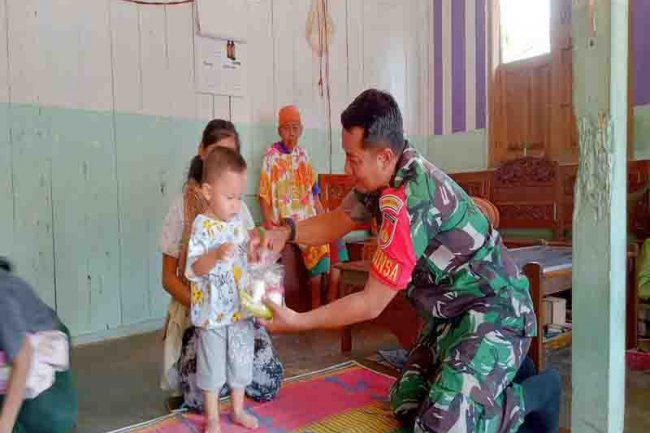 Penuhi Gizi Balita, Babinsa Dampingi Pembagian PMT Bagi Balita 