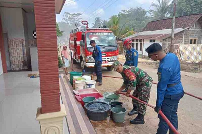 Atasi Kekeringan, Babinsa Bantu Distribusikan Air Bersih 