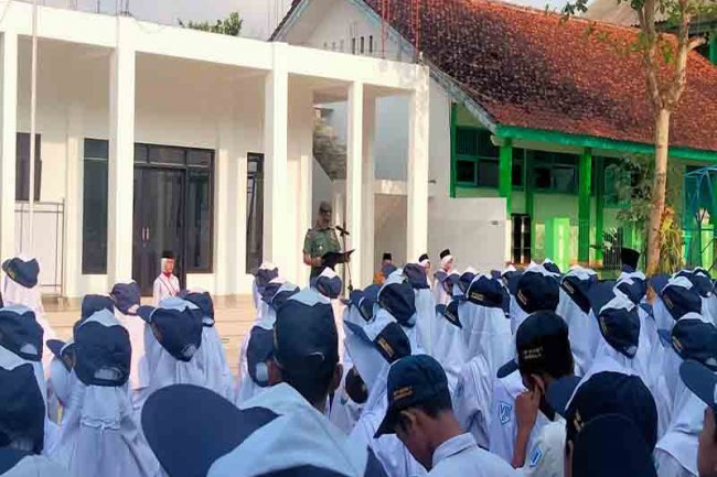 Jadi Pembina Upacara Di SMP Negeri 1 Mandiraja, Ini Pesan Dan Arahan Danramil 07/Mandiraja Kepada Para Pelajar 