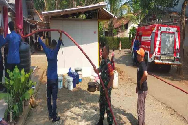 Warga Kesulitan Air Bersih, Babinsa Bantu Distribusikan Air Bersih 