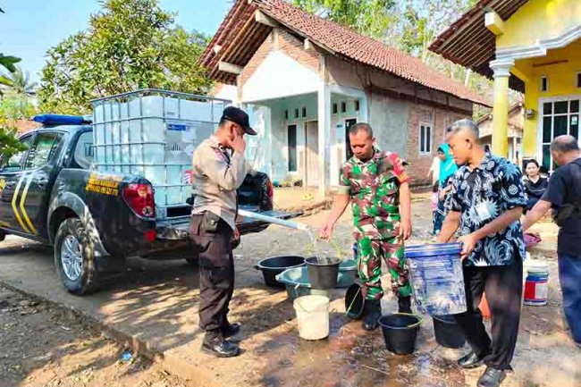 BANTU ATASI KESULITAN MASYARAKAT DI MUSIM KEMARAU BABINSA DAN BABINKANTIBMAS SALURKAN AIR BERSIH 