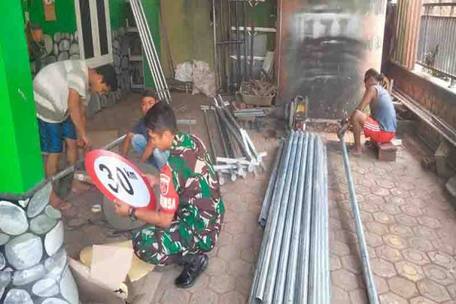 Babinsa Koramil 07/Mandiraja Sambil Komsos, Berikan Motivasi Kepada Pemilik Bengkel Las 