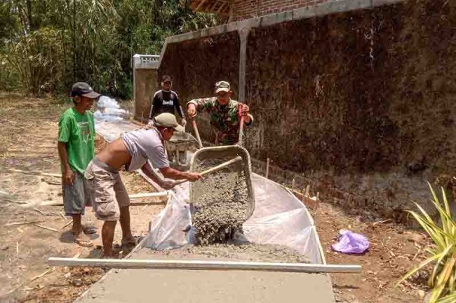 BANTU MASYARAKAT DI WILAYAH BINAAN BABINSA KERJA BAKTI PERKERAS JALAN 