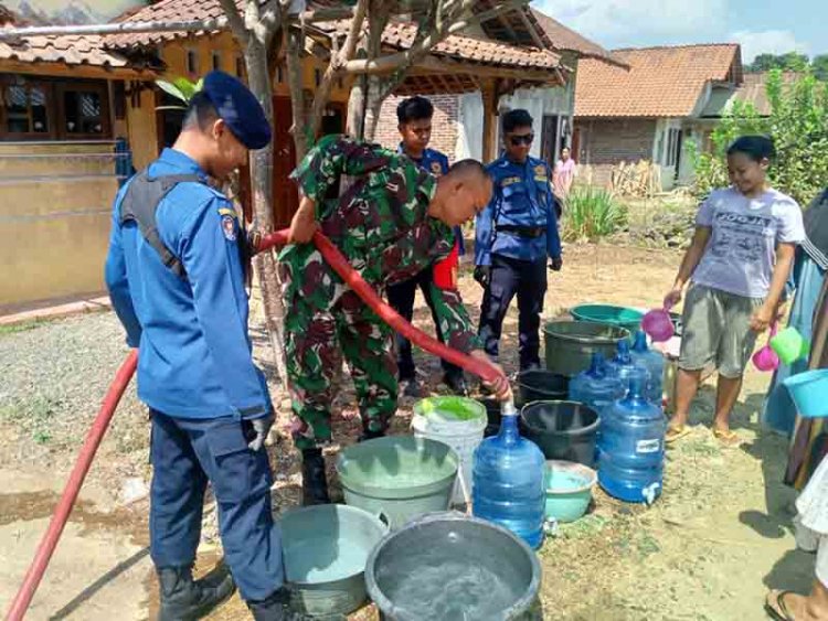Melalui Damkarmat , Sertu Waryono Babinsa Koramil 07/Mandiraja, Bantu Warga Mendapatkan Air Bersih 