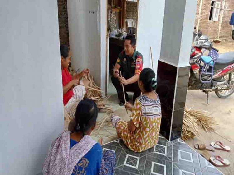 BABINSA KORAMIL 07/MANDIRAJA SAMBANGI PENGRAJIN AYAMAN BAMBU DI WILAYAH BINAAN 