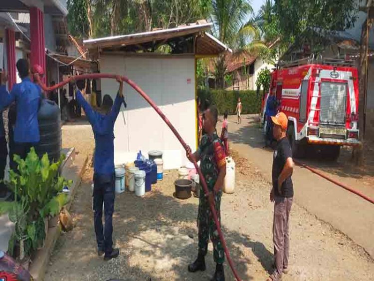 Warga Kesulitan Air Bersih, Babinsa Bantu Distribusikan Air Bersih 