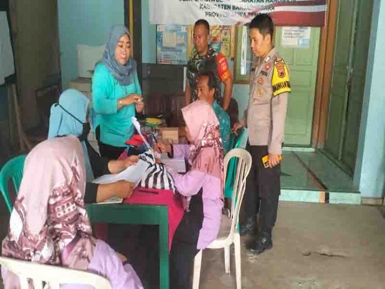 BENTUK KEPEDULIAN TERHADAP KESEHATAN, BABINSA DAMPINGI POSBINDU LANSIA 
