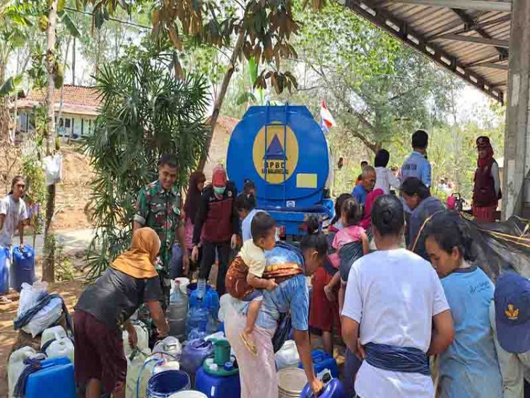 Babinsa Koramil 07/Mandiraja Bantu Penyaluran Air Bersih Kepada Warga Desa Jalatunda 