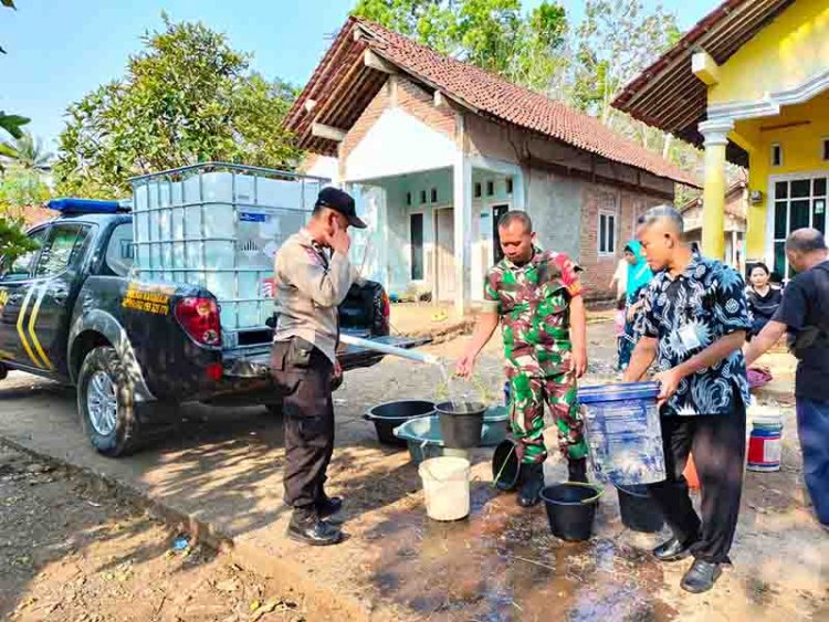 BANTU ATASI KESULITAN MASYARAKAT DI MUSIM KEMARAU BABINSA DAN BABINKANTIBMAS SALURKAN AIR BERSIH 