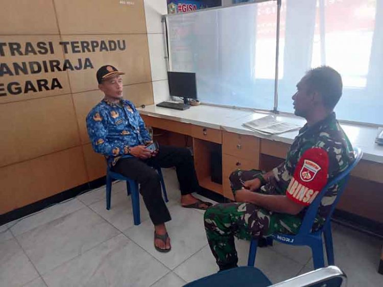 Babinsa Koramil 07/Mandiraja Komsos bersama Kasi Trantib Bahas Ketertiban