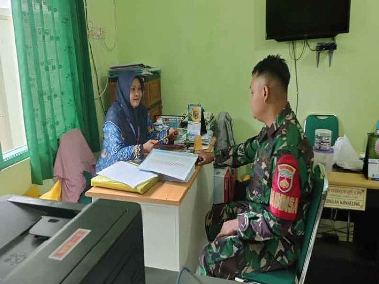 Babinsa Melaksanakan Kegiatan Komsos Dengan Guru SMP N 1 Mandiraja 