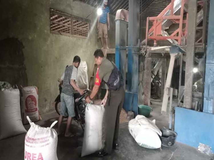 Jaga Ketahanan Pangan Babinsa Koramil 07/Mandiraja Cek Stok Beras Di Wilayah Binaan 
