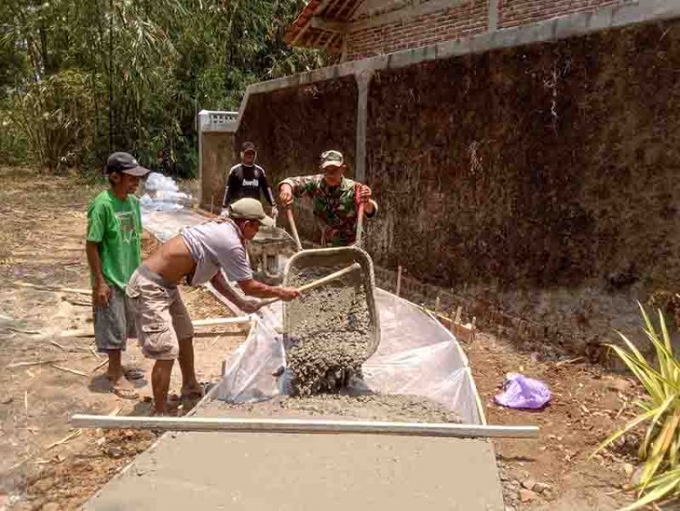 BANTU MASYARAKAT DI WILAYAH BINAAN BABINSA KERJA BAKTI PERKERAS JALAN 