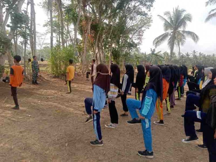 Sambut Hari Santri Nasional, Koramil 07/Mandiraja Latih Santri Paskibra     
