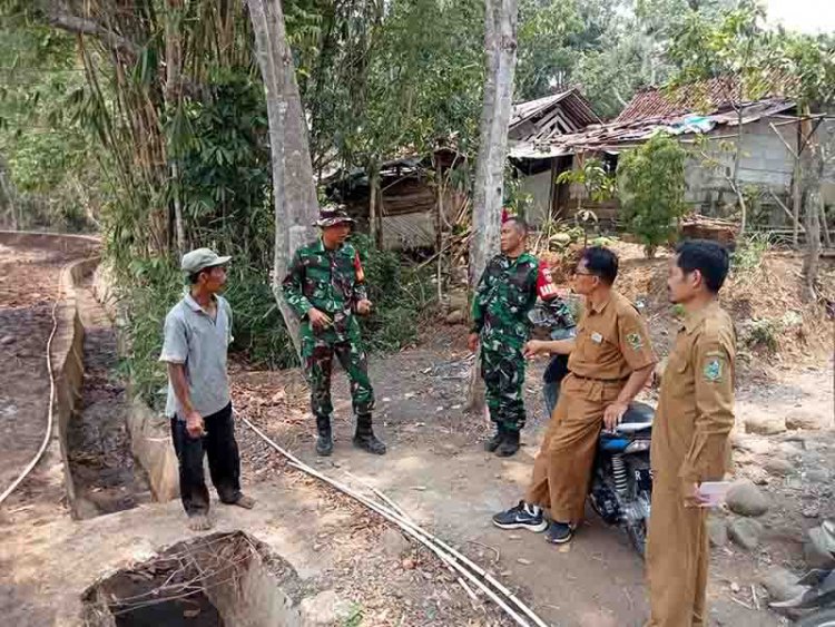 Perkuat Hubungan Komunikasi Sosial, Babinsa Silaturahmi Kepada Perangkat Desa 