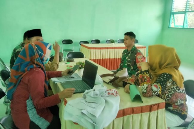 Jaga Sinergitas Wilayah, Babinsa Komsos dengan Kepala Desa 