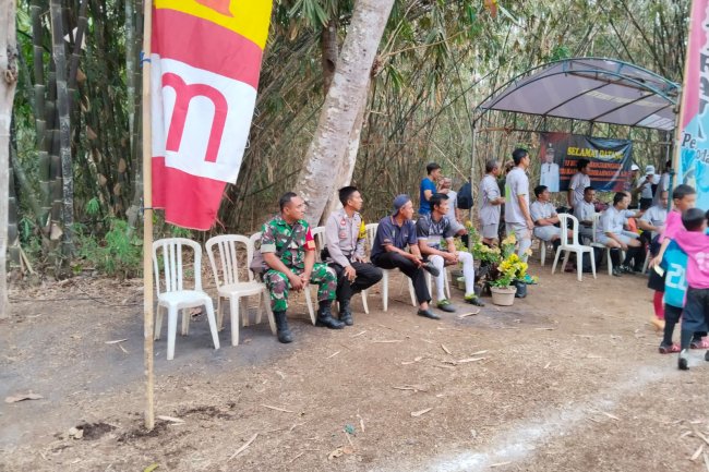 BABINSA PAM SEPAK BOLA DI WILAYAH BINAAN AGAR AMAN DAN TERTIB 