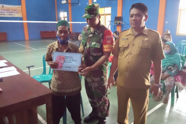 Babinsa Dampingi Pemerintah Desa Bagikan BLT DD 