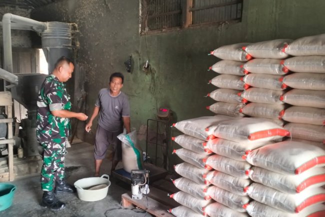 Koramil 07 / Mandiraja Cek Stok Beras di gudang mitra bulog 
