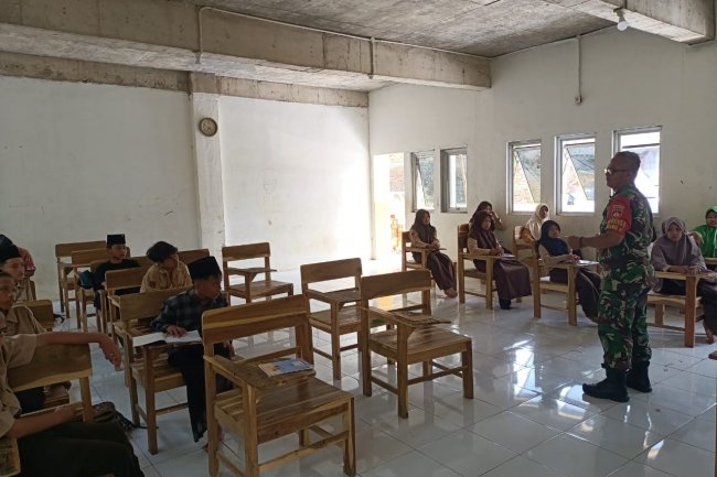 Cegah Perundungan( bullying) Babinsa Berikan Sosialisasi Kepada Siswa SMP