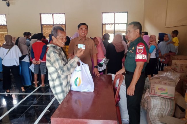 Babinsa Koramil 07/Mandiraja Dampingi Penyaluran Bantuan Kerawanan Pangan 
