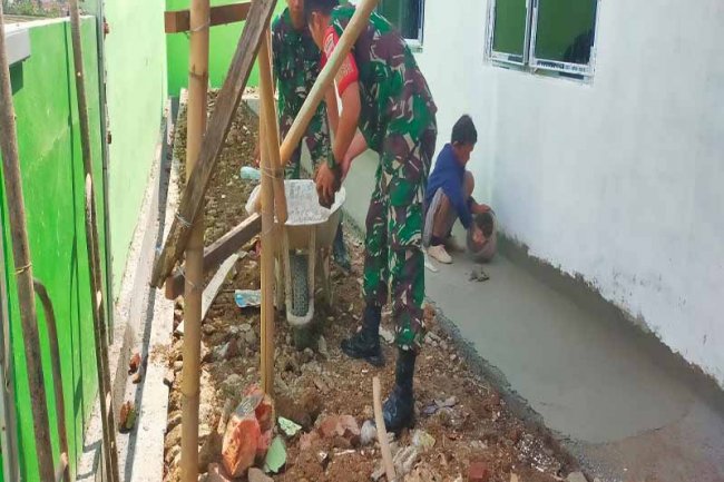 Berikan Motivasi, Babinsa Ikut Bantu Pembangunan Ruang IGD Puskesmas Mandiraja 2 