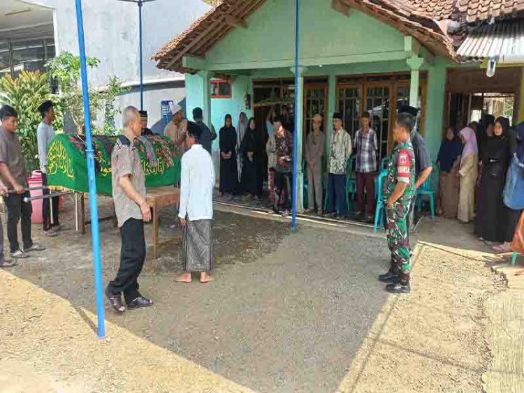 PEDULI KEPADA WARGA BABINSA HADIRI LELAYU ANGGOTA VETERAN DI WILAYAH 