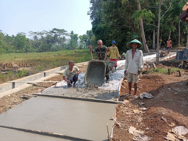 DENGAN SEMANGAT BABINSA DAN MASYARAKAT BERGOTONG-ROYONG MENGECOR JALAN 