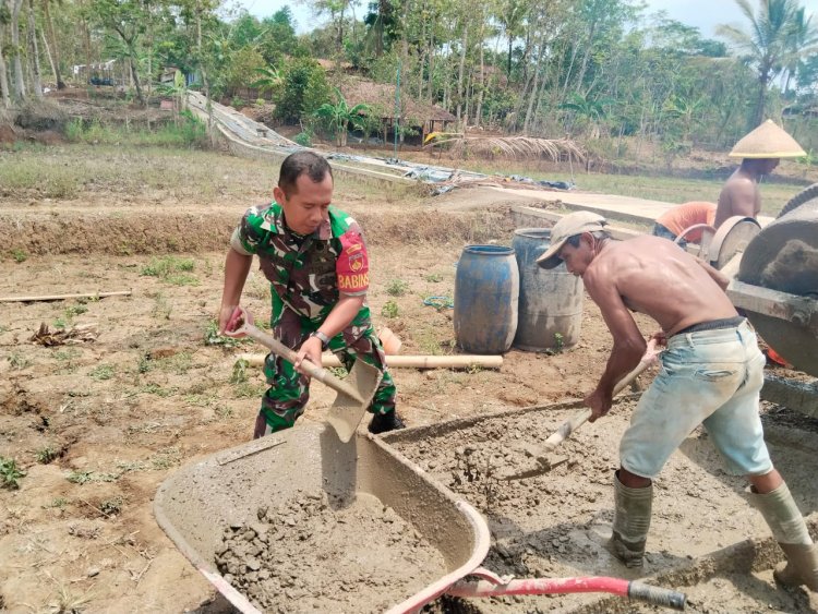 Membangun Desa Bersama Warga, Babinsa Bantu Kerja Bakti Pengecoran Jalan 