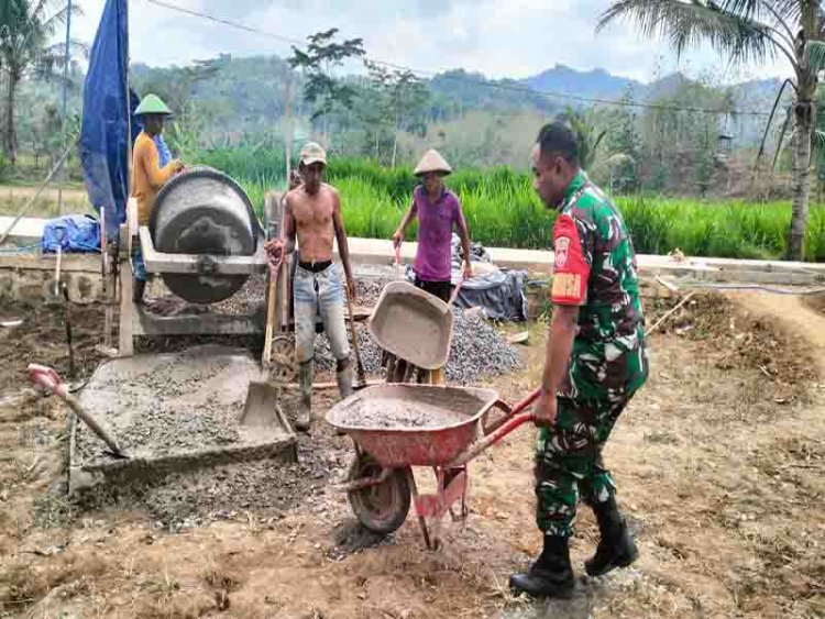 Semangat Membangun Desa, Babinsa Koramil 07/Mandiraja Kerja Bakti Cor Jalan Bersama Warga 