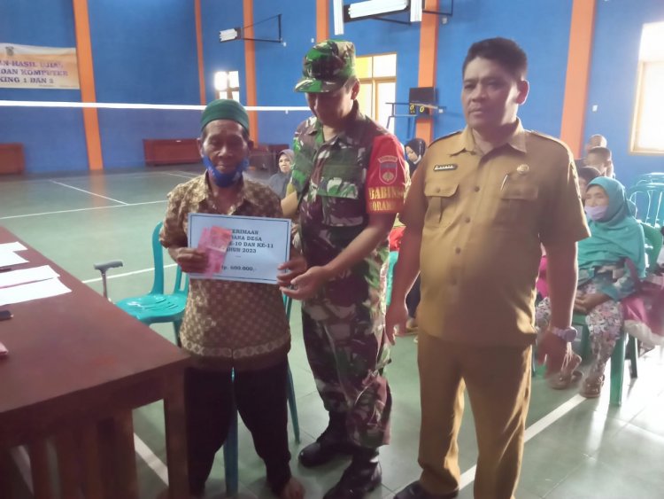 Babinsa Dampingi Pemerintah Desa Bagikan BLT DD 