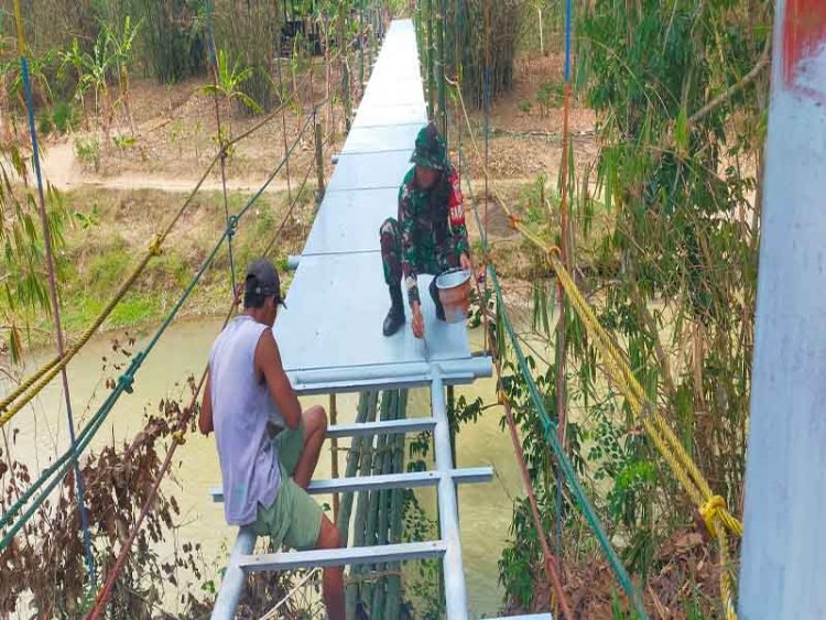 Karya Bakti Perawatan Jembatan Gantung, Babinsa Kebanaran Tumbuhkan Sifat Gotong Royong