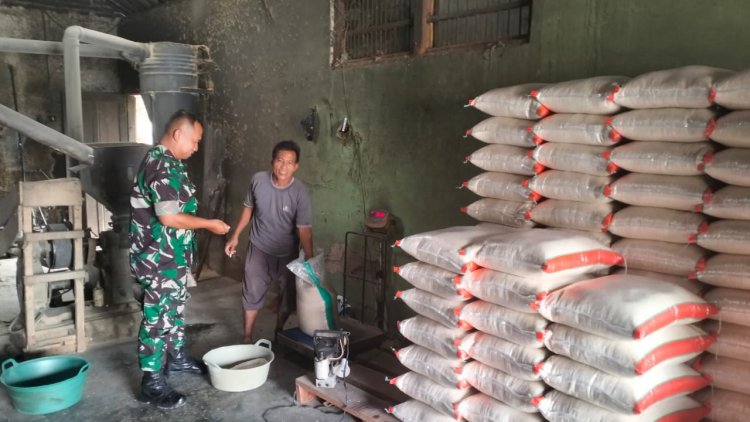 Koramil 07 / Mandiraja Cek Stok Beras di gudang mitra bulog 