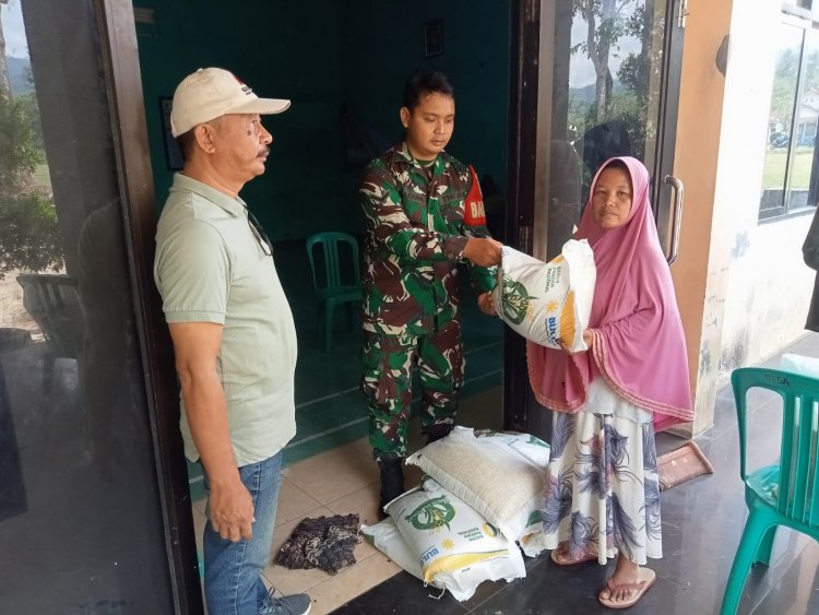 BABINSA DAMPINGI PENYALURAN BANTUAN PANGAN DI WILAYAH BINAAN